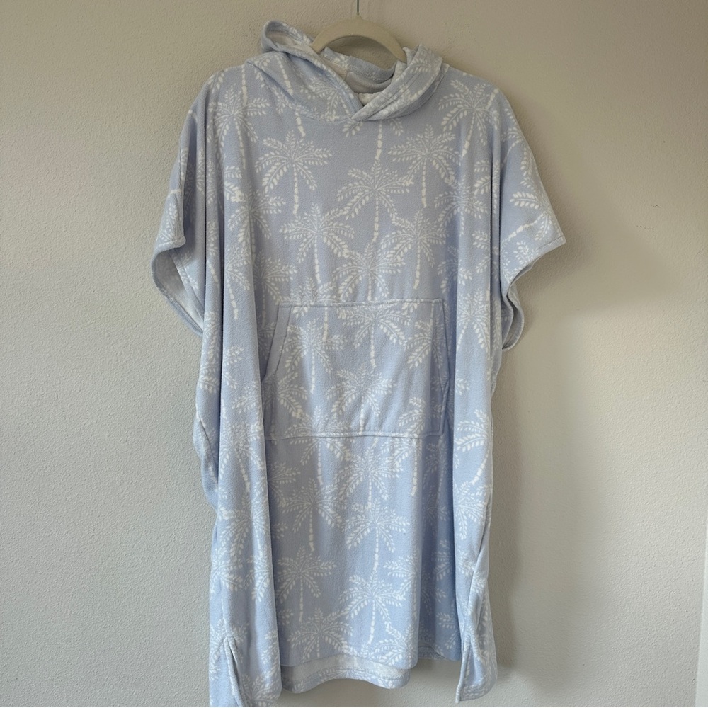Women’s Cover Up/Poncho Light Blue with Palm Tree Print NWT. OSFM